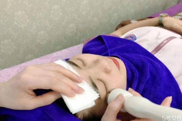 如何讓臉面對(duì)電腦不油 讓臉面對(duì)電腦不油的方法 如何讓臉面對(duì)電腦不油 讓臉面對(duì)電腦不油的方法