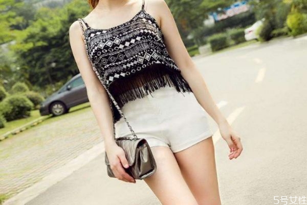 白色的短褲怎么搭配上衣 白色短褲搭配上衣的方法 白色的短褲怎么搭配上衣 白色短褲搭配上衣的方法