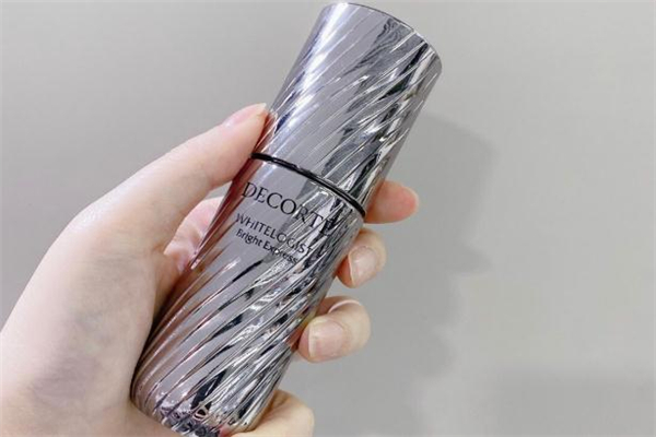 黛珂曲酸美白精華和小燈泡哪個好用 黛珂曲酸精華需要避光嗎 黛珂曲酸美白精華和小燈泡哪個好用 黛珂曲酸精華需要避光嗎