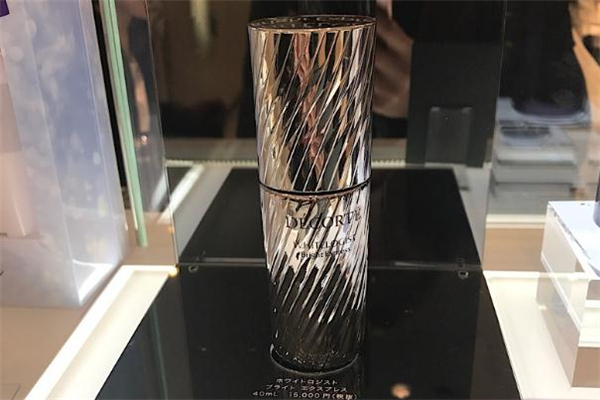 黛珂曲酸美白精華和小燈泡哪個好用 黛珂曲酸精華需要避光嗎 黛珂曲酸美白精華和小燈泡哪個好用 黛珂曲酸精華需要避光嗎