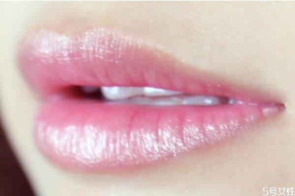 緞光口紅和啞光的區(qū)別 緞光口紅是滋潤的嗎 緞光口紅和啞光的區(qū)別 緞光口紅是滋潤的嗎