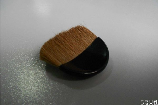什么形狀的腮紅刷好用 腮紅刷是買小的好還是大的好 什么形狀的腮紅刷好用 腮紅刷是買小的好還是大的好