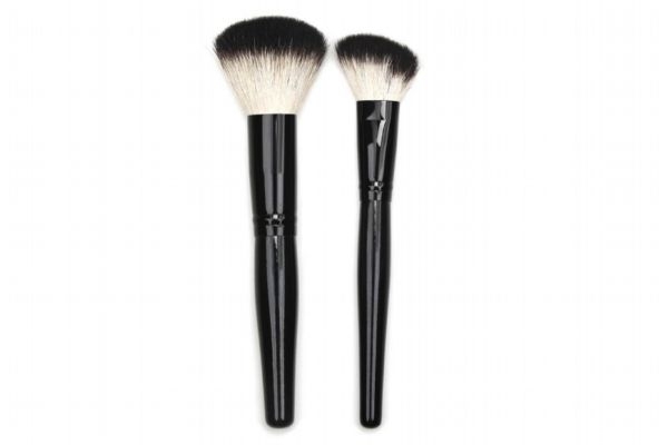 什么形狀的腮紅刷好用 腮紅刷是買小的好還是大的好 什么形狀的腮紅刷好用 腮紅刷是買小的好還是大的好