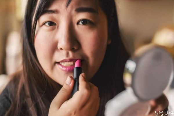 經(jīng)?；瘖y會傷害皮膚嗎 經(jīng)?；瘖y對皮膚有傷害嗎