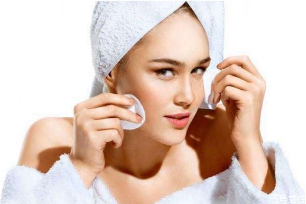 經(jīng)常化妝會傷害皮膚嗎 經(jīng)?；瘖y對皮膚有傷害嗎