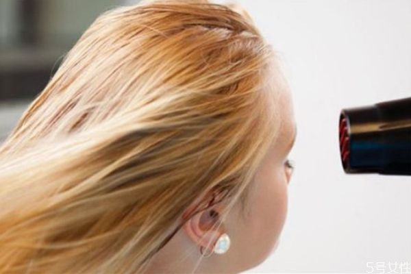 用風(fēng)扇吹頭發(fā)有問(wèn)題嗎 保養(yǎng)頭發(fā)的方法 用風(fēng)扇吹頭發(fā)有問(wèn)題嗎 保養(yǎng)頭發(fā)的方法