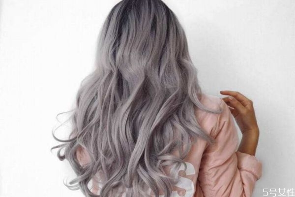 經(jīng)常染發(fā)用什么能護理頭皮 經(jīng)常染發(fā)洗頭需要注意什么 經(jīng)常染發(fā)用什么能護理頭皮 經(jīng)常染發(fā)洗頭需要注意什么