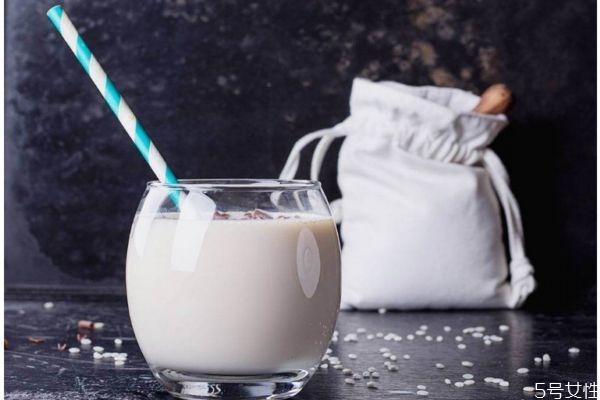 睡前喝牛奶會長胖嗎 長胖和睡前和牛奶有關嗎