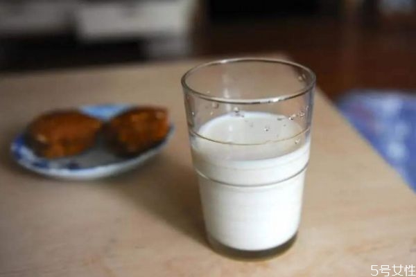 睡前喝牛奶會長胖嗎 長胖和睡前和牛奶有關嗎 睡前喝牛奶會長胖嗎 長胖和睡前和牛奶有關嗎