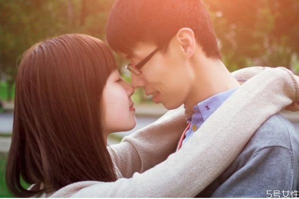 戀愛的過程有哪些 如何從普通朋友到情侶關(guān)系 戀愛的過程有哪些 如何從普通朋友到情侶關(guān)系