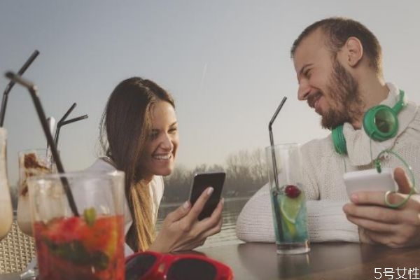 戀愛(ài)情商低的十種表現(xiàn) 情商高的女人戀愛(ài)時(shí)會(huì)裝糊涂 戀愛(ài)情商低的十種表現(xiàn) 情商高的女人戀愛(ài)時(shí)會(huì)裝糊涂