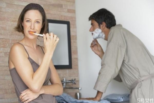 戀愛(ài)情商低的十種表現(xiàn) 情商高的女人戀愛(ài)時(shí)會(huì)裝糊涂 戀愛(ài)情商低的十種表現(xiàn) 情商高的女人戀愛(ài)時(shí)會(huì)裝糊涂