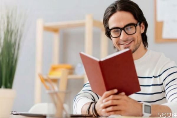 戀愛(ài)情商低的十種表現(xiàn) 情商高的女人戀愛(ài)時(shí)會(huì)裝糊涂 戀愛(ài)情商低的十種表現(xiàn) 情商高的女人戀愛(ài)時(shí)會(huì)裝糊涂