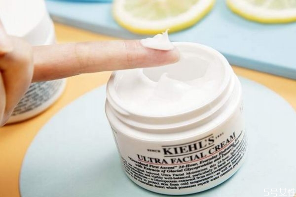 夏季可以使用面霜嗎 面霜可以在夏季使用嗎 夏季可以使用面霜嗎 面霜可以在夏季使用嗎