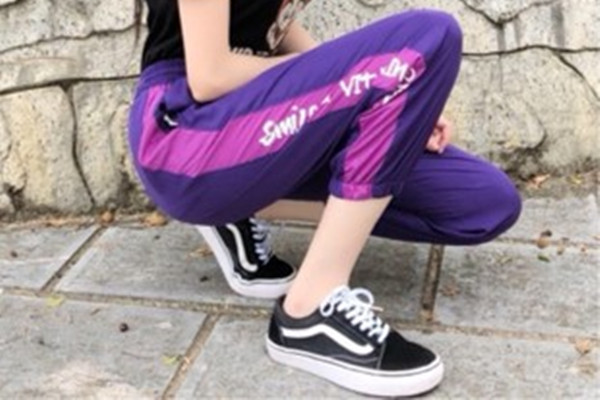 紫色褲子搭配什么上衣 紫色褲子的搭配技巧 紫色褲子搭配什么上衣 紫色褲子的搭配技巧