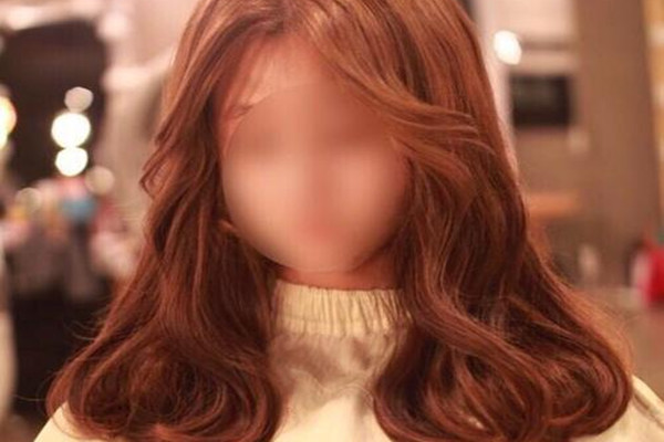 紅棕色頭發(fā)適合什么膚色 紅棕色掉色后是什么顏色 紅棕色頭發(fā)適合什么膚色 紅棕色掉色后是什么顏色