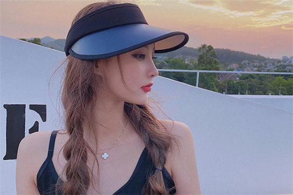 空頂帽配什么發(fā)型好看 空頂帽適合什么發(fā)型 空頂帽配什么發(fā)型好看 空頂帽適合什么發(fā)型