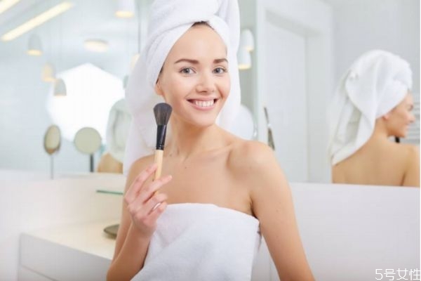 出油起皮屬于什么皮膚 為什么皮膚干還出油有毛孔粗大 出油起皮屬于什么皮膚 為什么皮膚干還出油有毛孔粗大