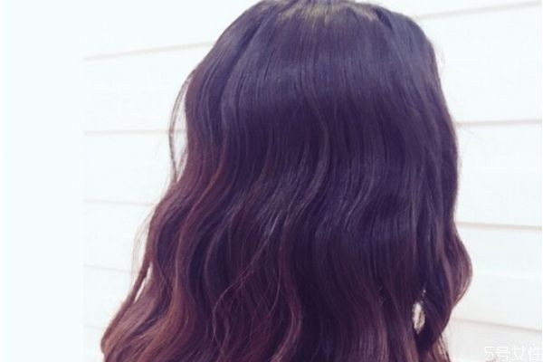 剛剛燙完頭發(fā)能洗頭嗎 燙好頭發(fā)多久可以洗頭 剛剛燙完頭發(fā)能洗頭嗎 燙好頭發(fā)多久可以洗頭