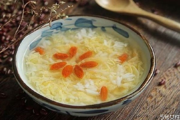 女人喝米酒的好處有什么 女人喝米酒有什么作用 女人喝米酒的好處有什么 女人喝米酒有什么作用