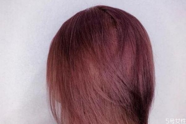 棕紅色頭發(fā)顯皮膚白嗎 染紅色頭發(fā)怎么才能不掉色 棕紅色頭發(fā)顯皮膚白嗎 染紅色頭發(fā)怎么才能不掉色