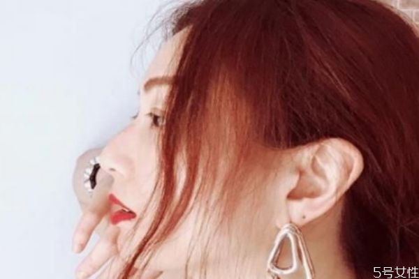 棕紅色頭發(fā)顯皮膚白嗎 染紅色頭發(fā)怎么才能不掉色 棕紅色頭發(fā)顯皮膚白嗎 染紅色頭發(fā)怎么才能不掉色