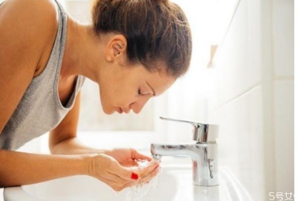 油性皮膚需要多洗臉嗎 油性皮膚需要頻繁洗臉嗎 油性皮膚需要多洗臉嗎 油性皮膚需要頻繁洗臉嗎