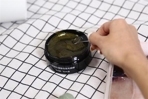 丸美黑松露眼膜適合什么年齡 丸美黑松露眼膜適合膚質(zhì) 丸美黑松露眼膜適合什么年齡 丸美黑松露眼膜適合膚質(zhì)