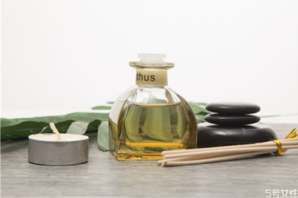 荷荷巴油可以當(dāng)護(hù)發(fā)精油嗎 荷荷巴油如何護(hù)發(fā) 荷荷巴油可以當(dāng)護(hù)發(fā)精油嗎 荷荷巴油如何護(hù)發(fā)