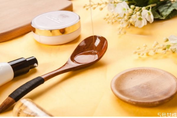 荷荷巴油可以當護發(fā)精油嗎 荷荷巴油如何護發(fā) 荷荷巴油可以當護發(fā)精油嗎 荷荷巴油如何護發(fā)