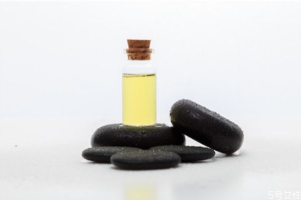 荷荷巴油可以當護發(fā)精油嗎 荷荷巴油如何護發(fā) 荷荷巴油可以當護發(fā)精油嗎 荷荷巴油如何護發(fā)