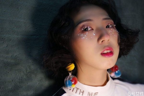 雪花妝的化妝步驟 雪花妝化妝技巧 雪花妝的化妝步驟 雪花妝化妝技巧