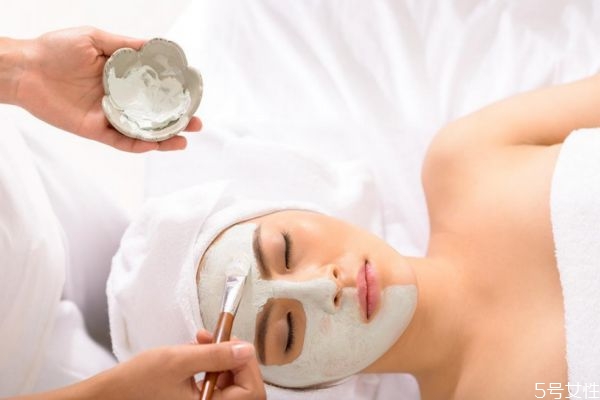 臉上為什么會長痘痘 臉上反復(fù)長痘痘的原因 臉上為什么會長痘痘 臉上反復(fù)長痘痘的原因