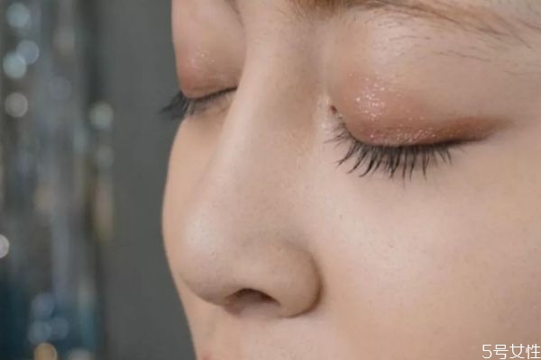 鼻子卡粉什么原因 鼻子周圍卡粉怎么回事 鼻子卡粉什么原因 鼻子周圍卡粉怎么回事