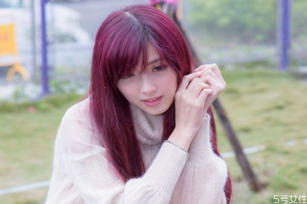 染了酒紅色多久會褪色 什么人不適合染紅色頭發(fā) 染了酒紅色多久會褪色 什么人不適合染紅色頭發(fā)