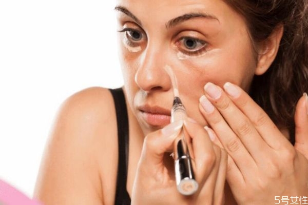 鼻子兩邊老卡粉怎么辦 起皮卡粉浮粉解決方法 鼻子兩邊老卡粉怎么辦 起皮卡粉浮粉解決方法