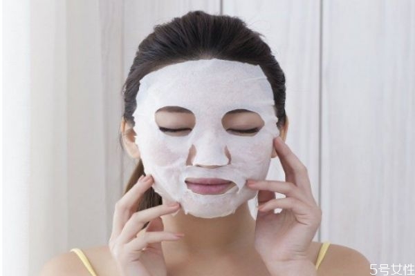貼完面膜臉黏糊糊怎么辦 敷完面膜粘粘的好不好 貼完面膜臉黏糊糊怎么辦 敷完面膜粘粘的好不好