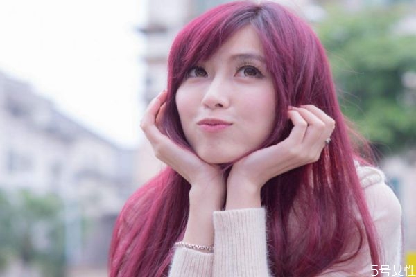 染了酒紅色多久會褪色 什么人不適合染紅色頭發(fā) 染了酒紅色多久會褪色 什么人不適合染紅色頭發(fā)