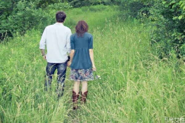 怎樣發(fā)信息暗示想他了 讓男人聽(tīng)了更愛(ài)你的話 怎樣發(fā)信息暗示想他了 讓男人聽(tīng)了更愛(ài)你的話