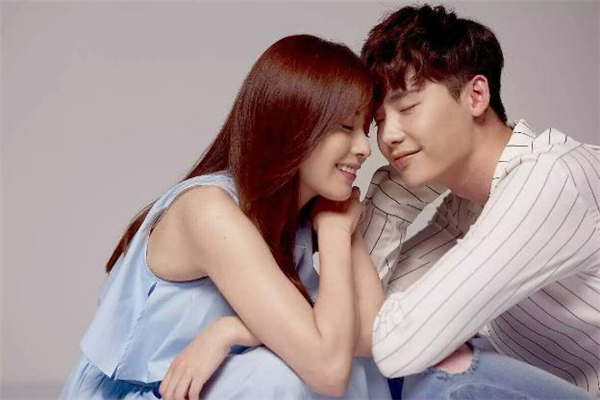 怎么主動(dòng)找男生聊天 找男生聊天說(shuō)什么才能吸引他