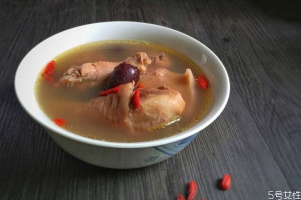 老母雞燉湯怎么做營養(yǎng) 老母雞燉湯的營養(yǎng)做法 老母雞燉湯怎么做營養(yǎng) 老母雞燉湯的營養(yǎng)做法