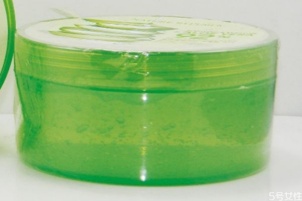 嘴唇上長(zhǎng)泡可以涂蘆薈膠嗎 嘴唇上長(zhǎng)泡可以涂唇膏嗎