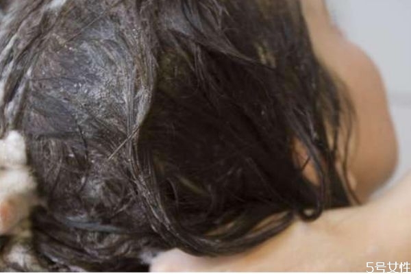 洗頭用力過度會怎樣 洗頭的最佳時(shí)間是幾點(diǎn)