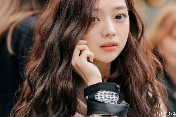 卷發(fā)晚上睡覺(jué)怎么保持 卷發(fā)第二天怎么打理