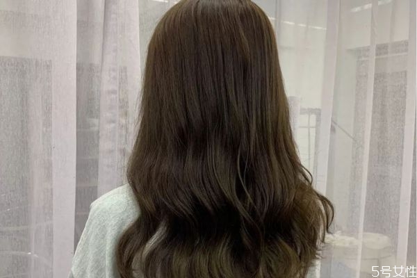 大卷發(fā)怎樣維持卷度 大卷發(fā)應(yīng)該用梳子梳頭嗎 大卷發(fā)怎樣維持卷度 大卷發(fā)應(yīng)該用梳子梳頭嗎