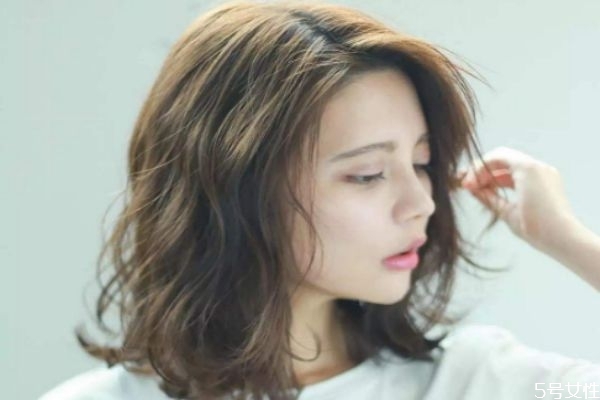 卷發(fā)做什么發(fā)型不老氣 2020流行什么卷發(fā) 卷發(fā)做什么發(fā)型不老氣 2020流行什么卷發(fā)