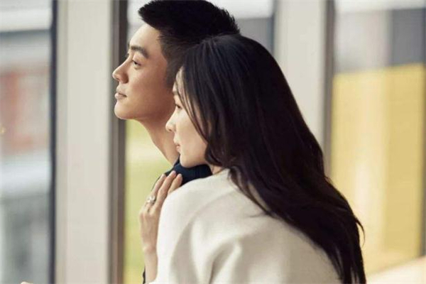 約會(huì)吃飯坐對(duì)面還是旁邊 男女約會(huì)吃飯?jiān)趺醋? alt=