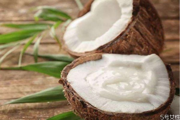 椰子油洗發(fā)的好處 椰子油洗頭的作用 椰子油洗發(fā)的好處 椰子油洗頭的作用