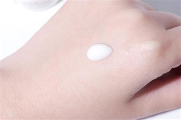 薇諾娜特護(hù)霜晚上可以用嗎 薇諾娜特護(hù)霜晚上用會(huì)堵塞毛孔嗎 薇諾娜特護(hù)霜晚上可以用嗎 薇諾娜特護(hù)霜晚上用會(huì)堵塞毛孔嗎