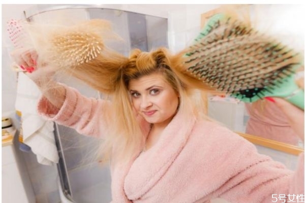 染發(fā)后怎么洗頭 染發(fā)后可以天天洗頭嗎 染發(fā)后怎么洗頭 染發(fā)后可以天天洗頭嗎